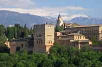 Widok na Alhambrę, w głębi Sierra Nevada.