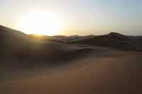 Wschód słońca na Saharze